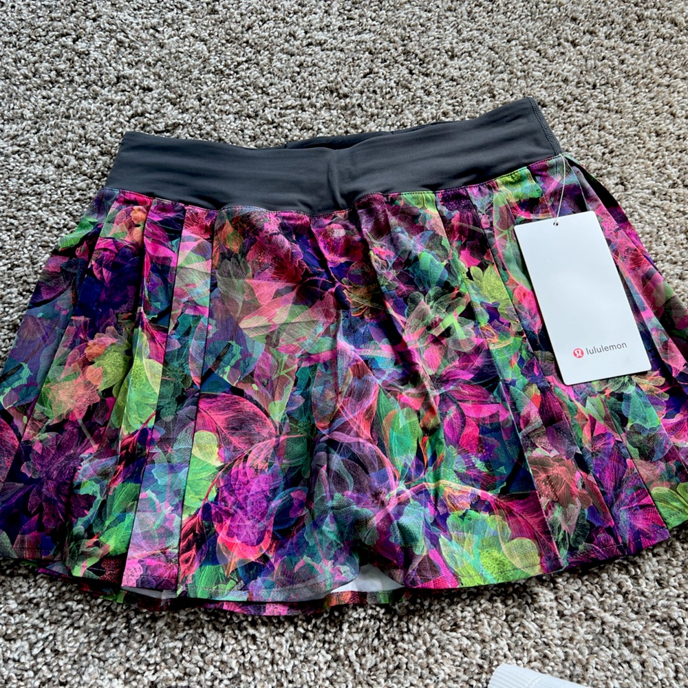 Lululemon skirt with short inside court rival skirt size 6
